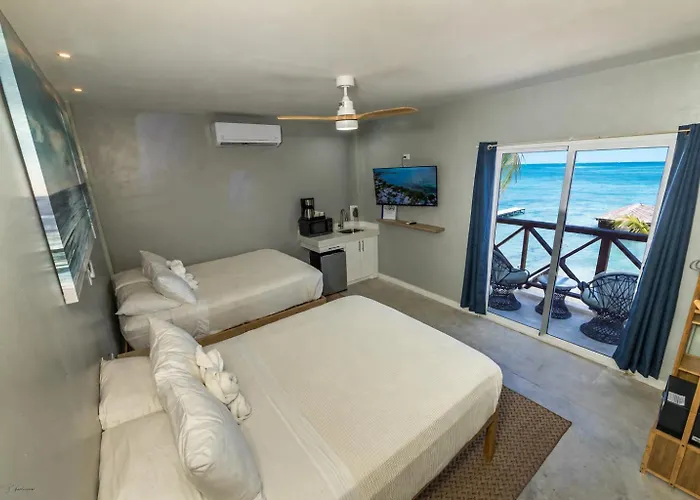 Sandbar Beachfront Hotel & Hostel Restaurant Hostel