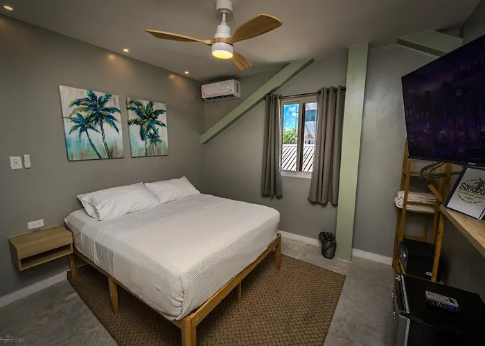 Sandbar Beachfront Hotel & Hostel Restaurant Hostel