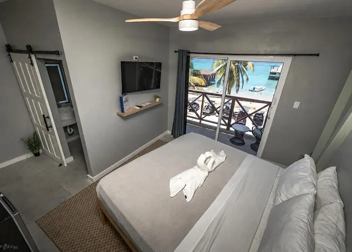 Sandbar Beachfront Hotel & Hostel Restaurant