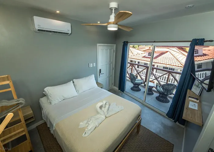 Sandbar Beachfront Hotel & Hostel Restaurant Hostel