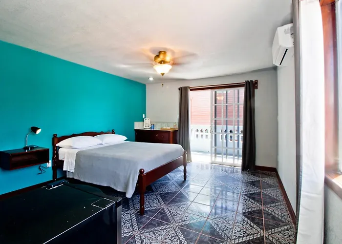Sandbar Beachfront Hotel & Hostel Restaurant Hostel