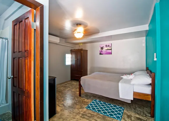 Hostel Sandbar Beachfront Hotel & Hostel Restaurant *