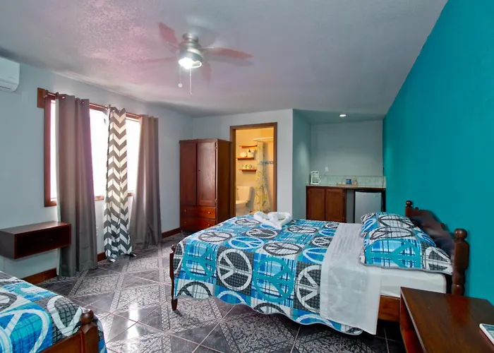 Sandbar Beachfront Hotel & Hostel Restaurant *